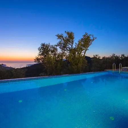 Sleeps 4 Pool Air Con Wifi Vila *