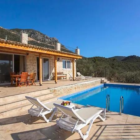 Sleeps 4 Pool Air Con Wifi Vila