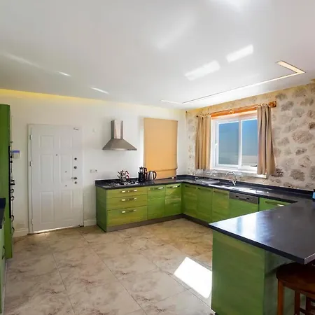 Sleeps 4 Pool Air Con Wifi