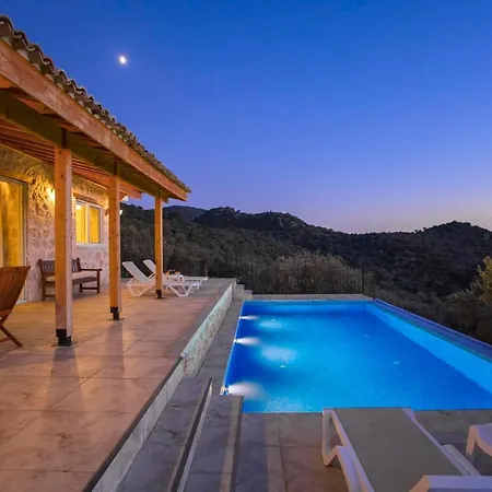 Sleeps 4 Pool Air Con Wifi
