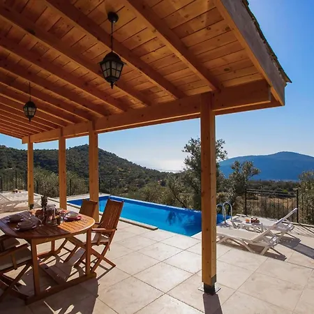 Sleeps 4 Pool Air Con Wifi Vila