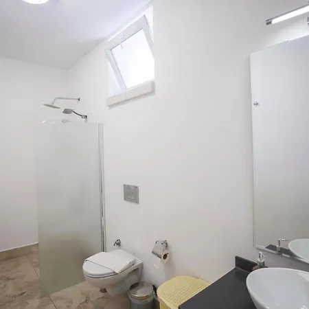 Sleeps 4 Pool Air Con Wifi Vila