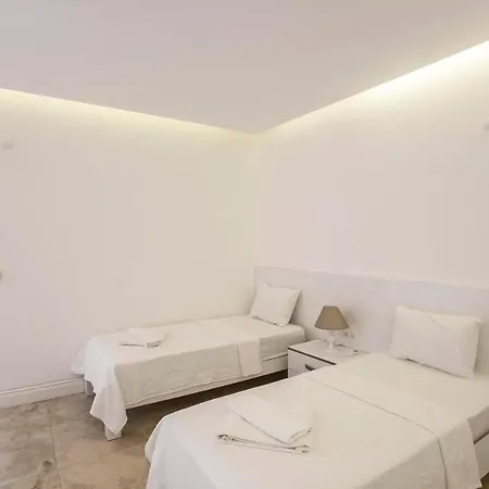 Sleeps 4 Pool Air Con Wifi Vilă