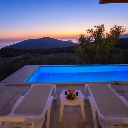 Sleeps 4 Pool Air Con Wifi